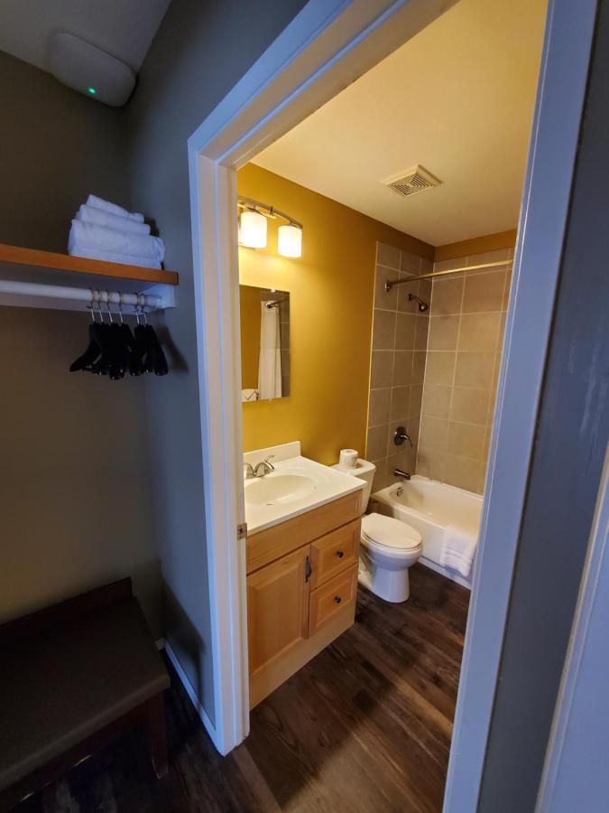 Alpine Inn & Suites Nelson Bagian luar foto
