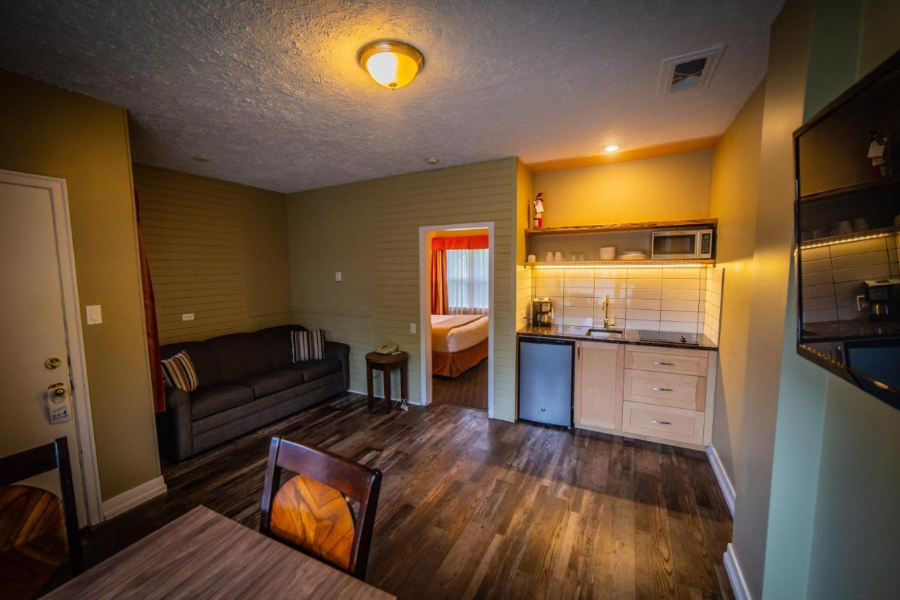Alpine Inn & Suites Nelson Bagian luar foto