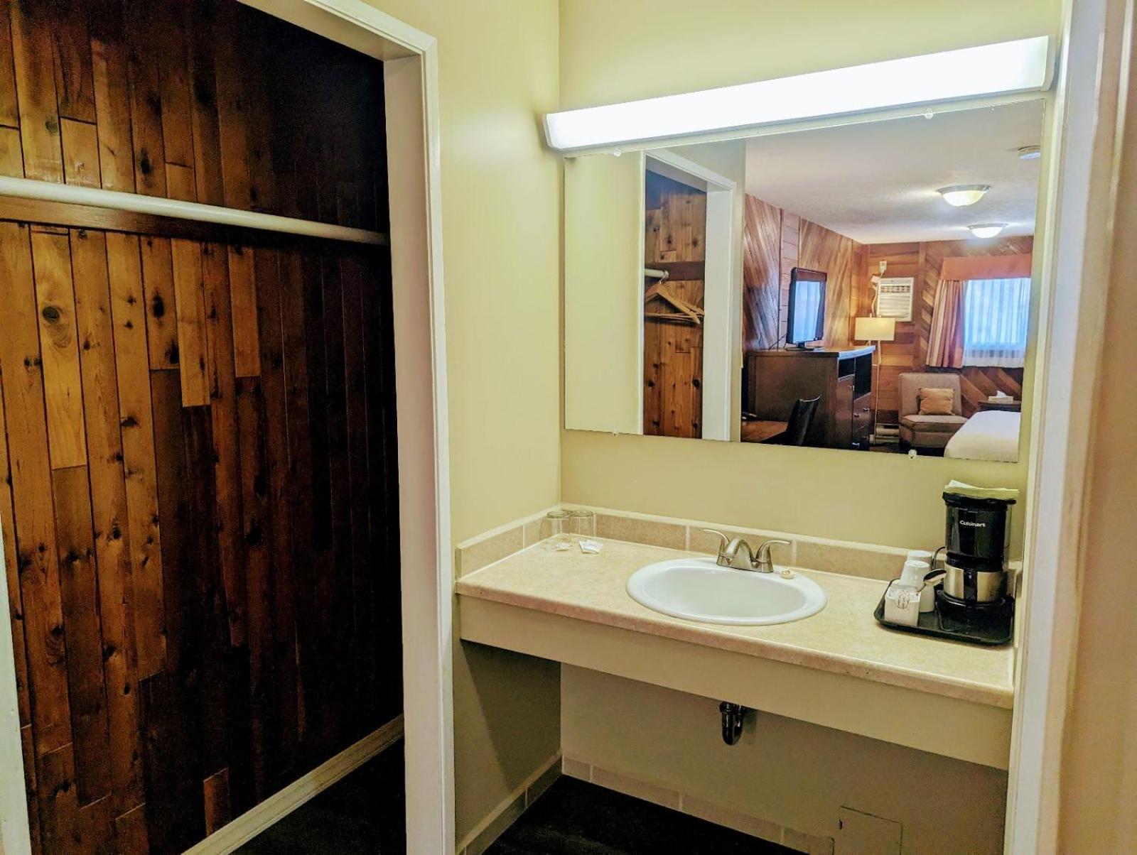 Alpine Inn & Suites Nelson Bagian luar foto