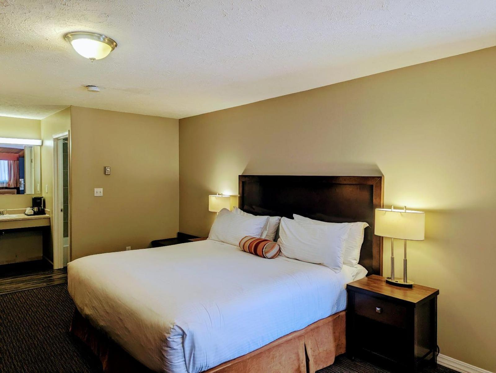 Alpine Inn & Suites Nelson Bagian luar foto
