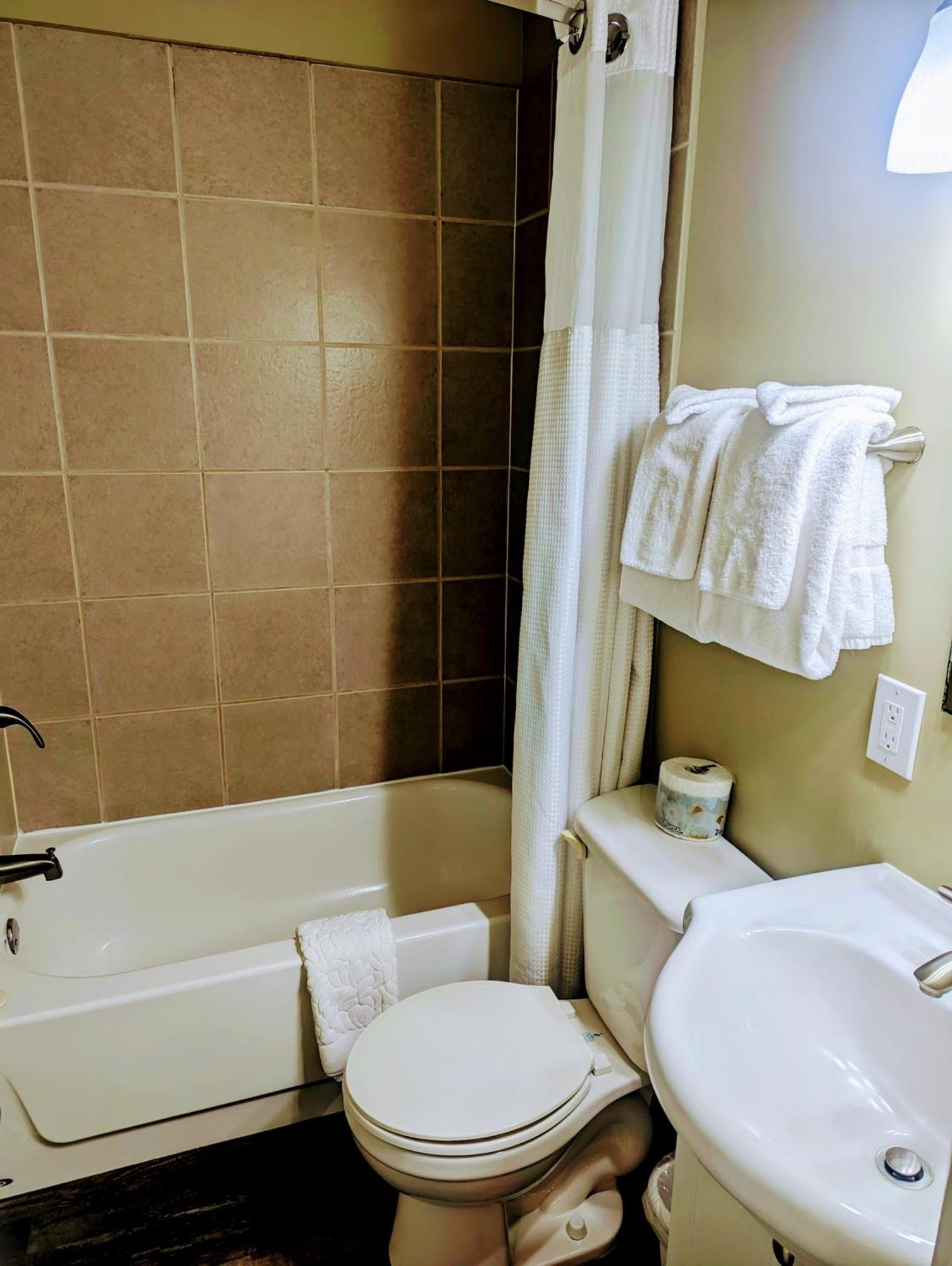 Alpine Inn & Suites Nelson Bagian luar foto