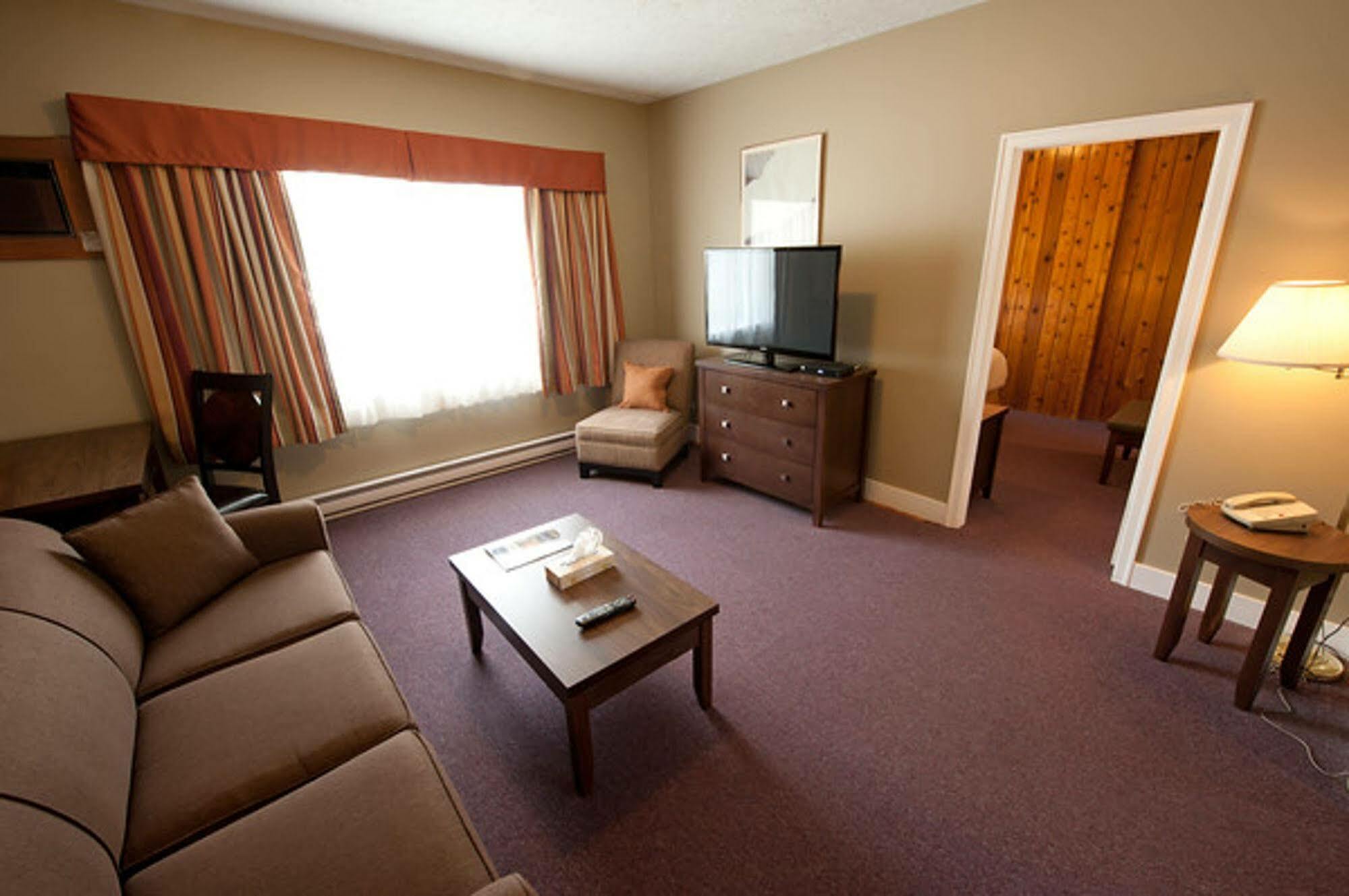 Alpine Inn & Suites Nelson Bagian luar foto