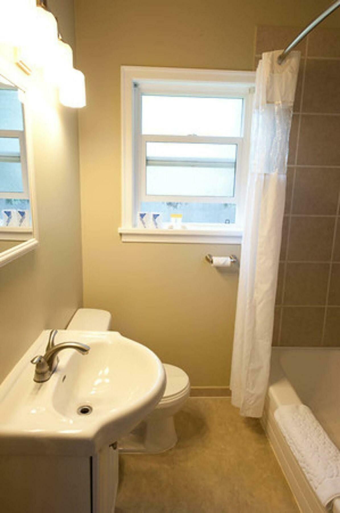 Alpine Inn & Suites Nelson Bagian luar foto