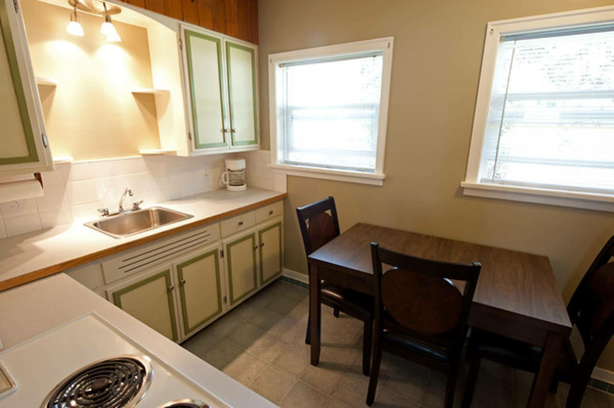 Alpine Inn & Suites Nelson Bagian luar foto