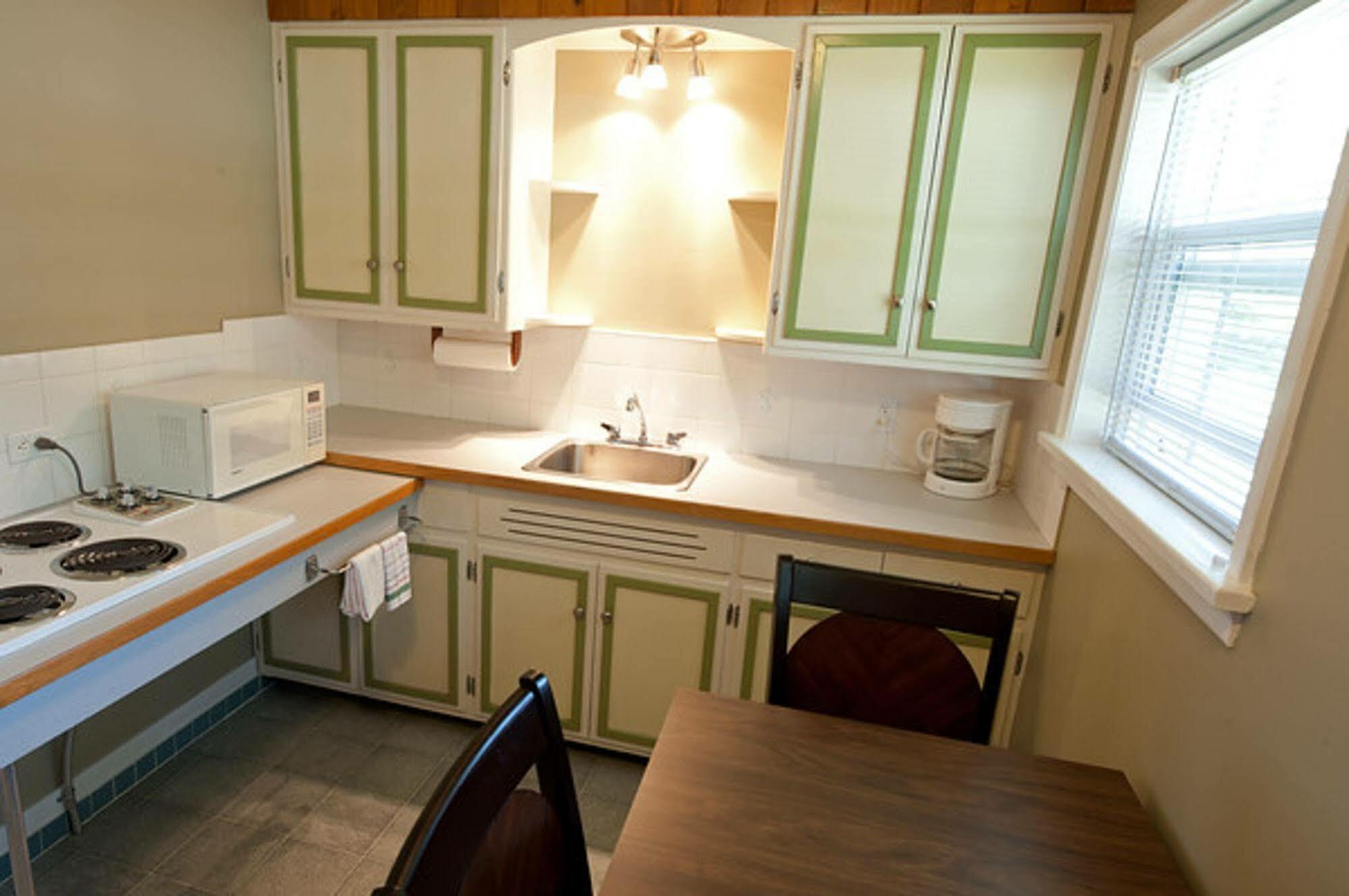 Alpine Inn & Suites Nelson Bagian luar foto