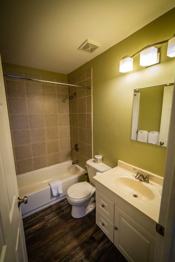 Alpine Inn & Suites Nelson Bagian luar foto