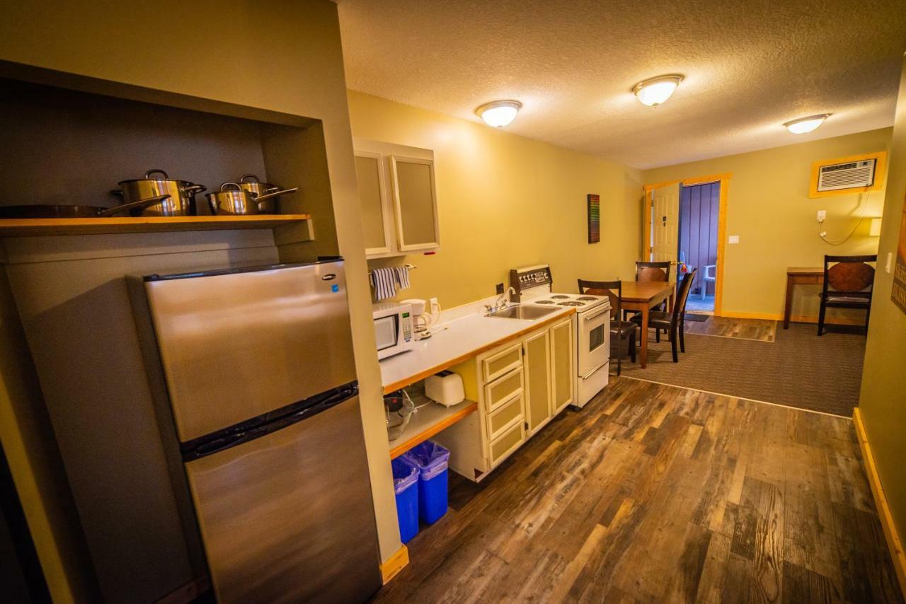 Alpine Inn & Suites Nelson Bagian luar foto